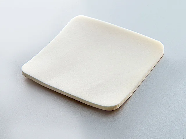 Apósito de Espuma No Adhesiva Pharmaplast S.A.E. 10 x 10 cm | Alta Absorción para Heridas y Úlceras - Imagen 4
